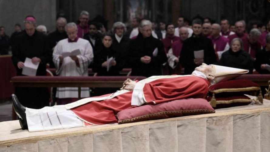 Vísperas de la misa exequial del Papa emérito Benedicto XVI