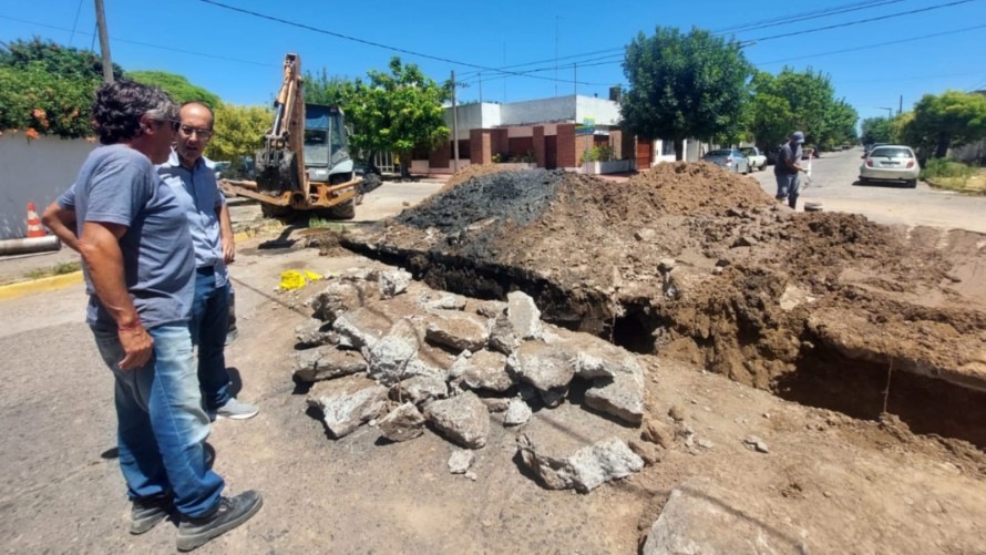 Se rompió un caño de agua en Av. Juan Manuel de Rosas y Magallanes