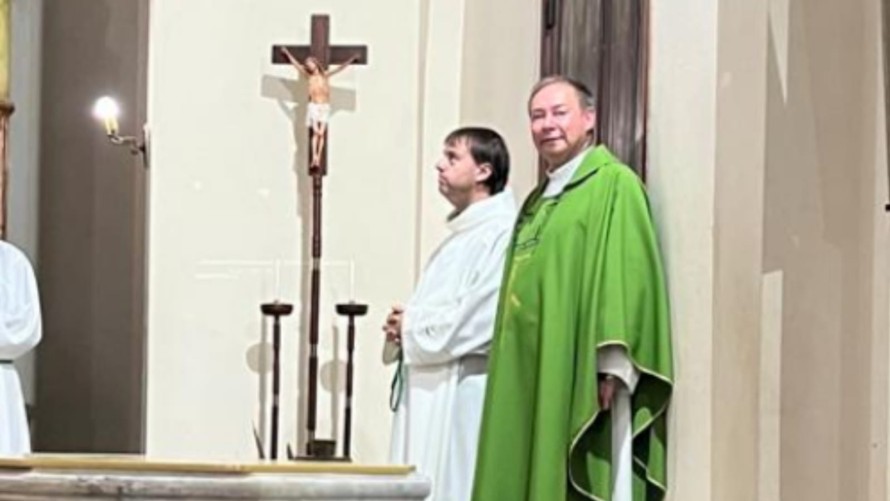 Un grupo de feligreses locales acompañó al padre Scoltore en su primera misa