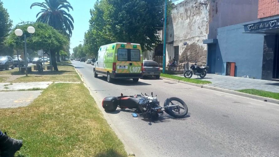 Motociclista se cayó y se lesionó tras pisar un charco de agua