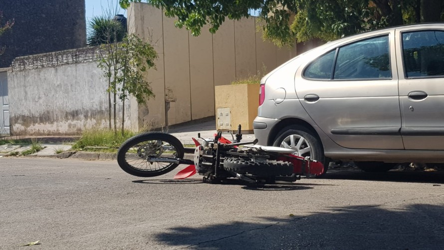 Una moto chocó a una camioneta y su conductora fue llevada al hospital
