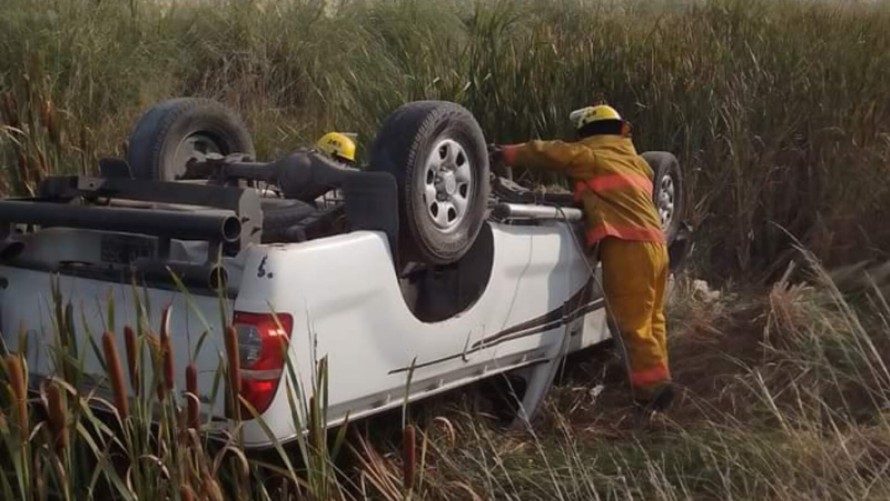 Volcó una camioneta en un camino de tierra que une a Pirovano y Daireaux