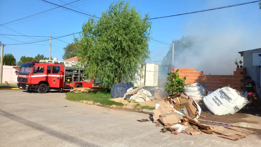 Voraz incendio en un galpón del barrio Villa Diamante