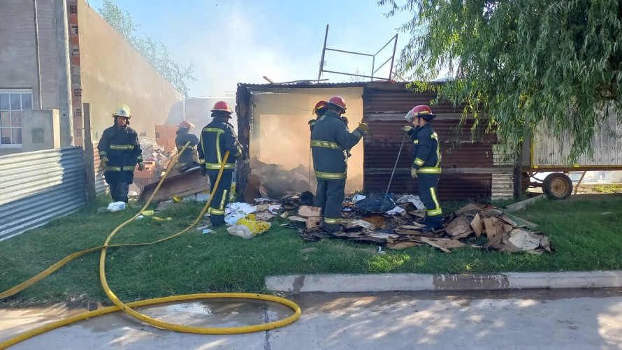 Voraz incendio en un galpón del barrio Villa Diamante