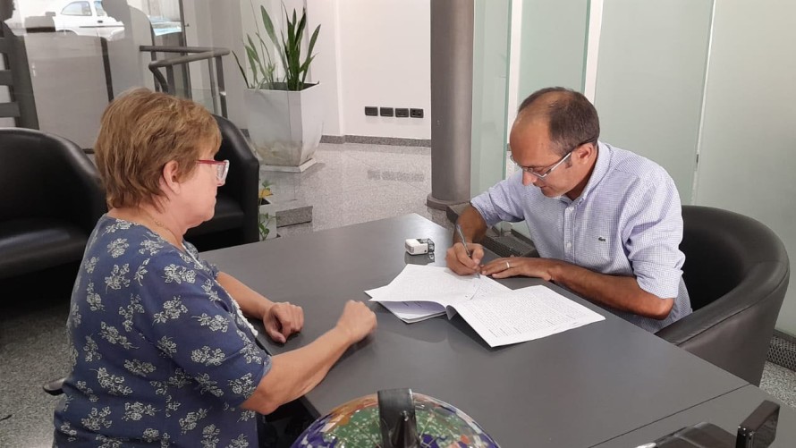 Pisano firmó el contrato que garantiza la tercera casa del estudiante de Bolívar en La Plata