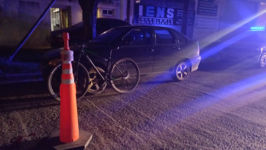 Iba en bicicleta, le abrieron la puerta de un auto y sufrió heridas