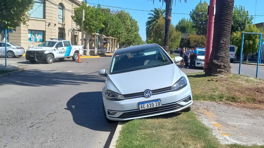 Dos autos chocaron en una esquina céntrica y uno terminó en la rambla