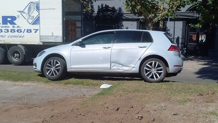 Dos autos chocaron en una esquina céntrica y uno terminó en la rambla