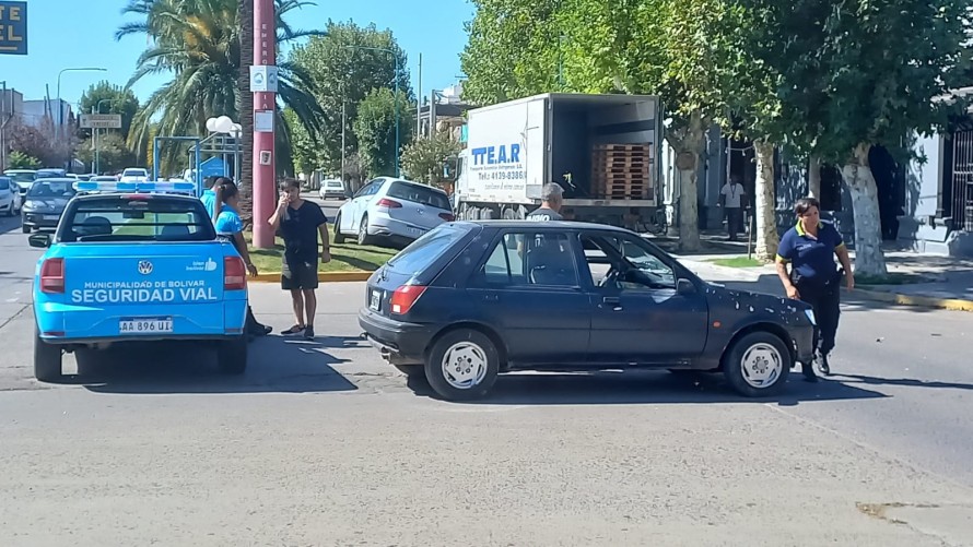 Dos autos chocaron en una esquina céntrica y uno terminó en la rambla