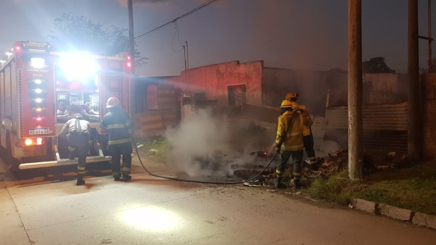 Bomberos sofocaron el incendio de basura en barrio Palermo