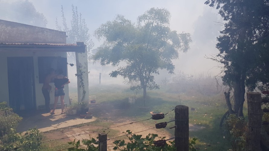 Un incendio de gran magnitud puso en riesgo viviendas en Villa Pompeya