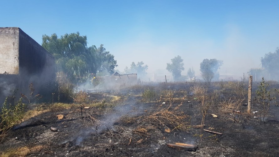 Un incendio de gran magnitud puso en riesgo viviendas en Villa Pompeya