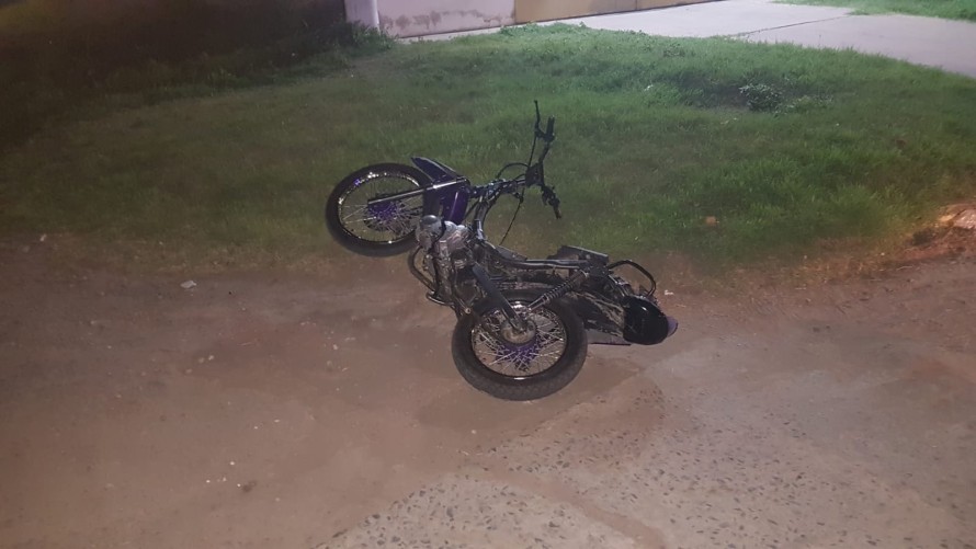 Motociclista manejaba sin luces por Av. Mariano Unzué y tuvo un accidente