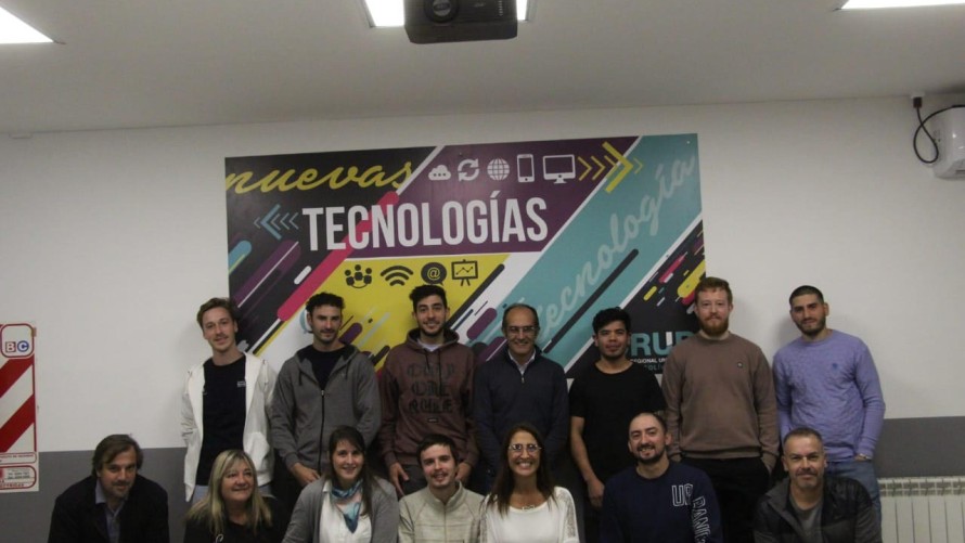 Pisano acompañó a estudiantes de Ingeniería mecánica en la presentación de sus trabajos finales