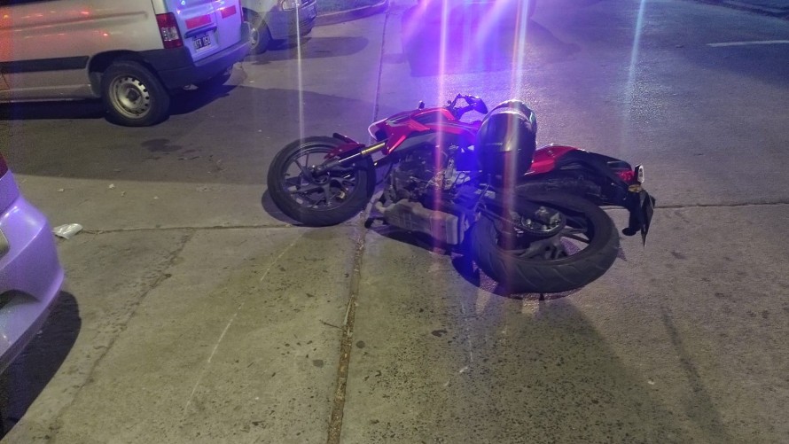 Un motociclista fue derivado al Hospital tras participar de un accidente con un auto