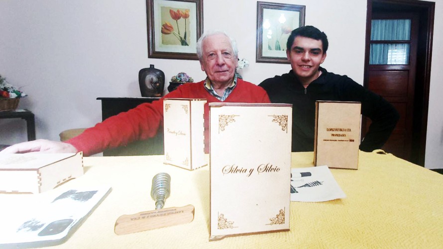 Un abuelo, su nieto y la historia detrás del descorchador de sus antepasados