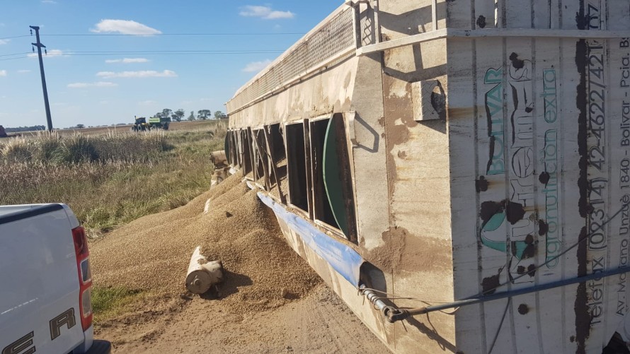 Volcó un acoplado tolva y derramó parte de su carga de alimento balanceado