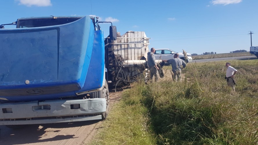 Volcó un acoplado tolva y derramó parte de su carga de alimento balanceado