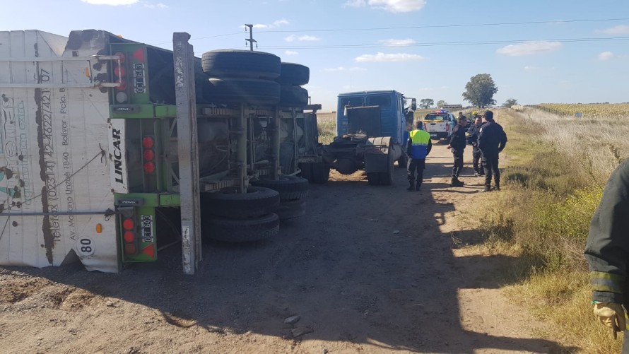 Volcó un acoplado tolva y derramó parte de su carga de alimento balanceado