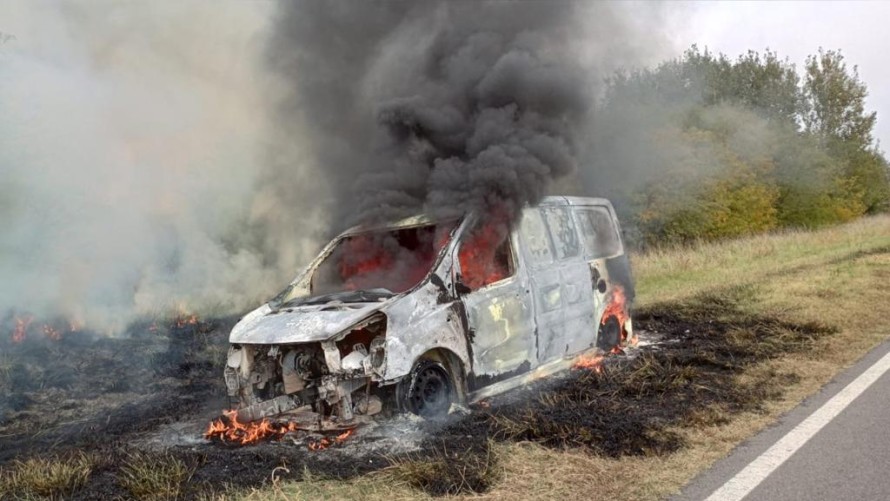 Un vehículo resultó destruido al incendiarse en la ruta 226