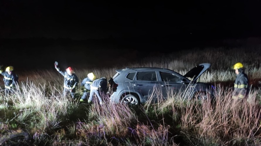 Dos ruedas que se desprendieron de un camión impactaron a un auto en la 205