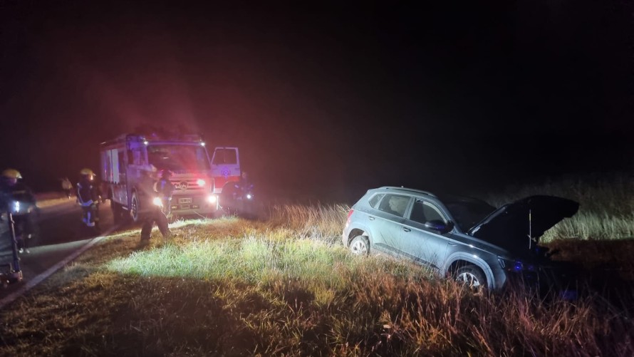 Dos ruedas que se desprendieron de un camión impactaron a un auto en la 205