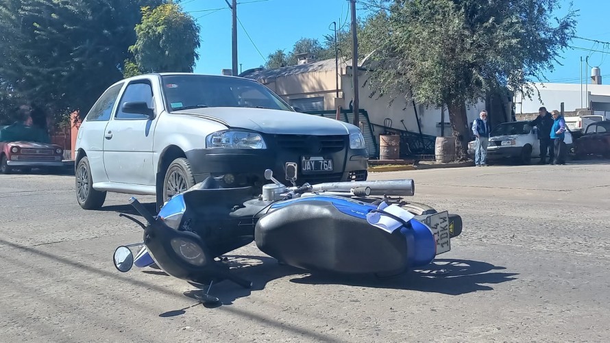 Se registró un nuevo accidente de tránsito entre una moto y un auto