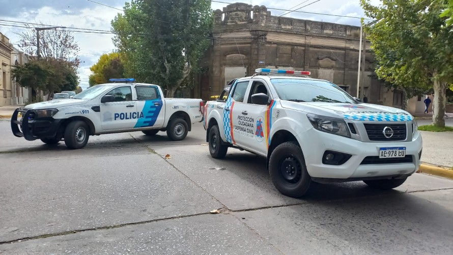 Una mujer que cruzaba la calle fue atropellada por un móvil de Defensa Civil