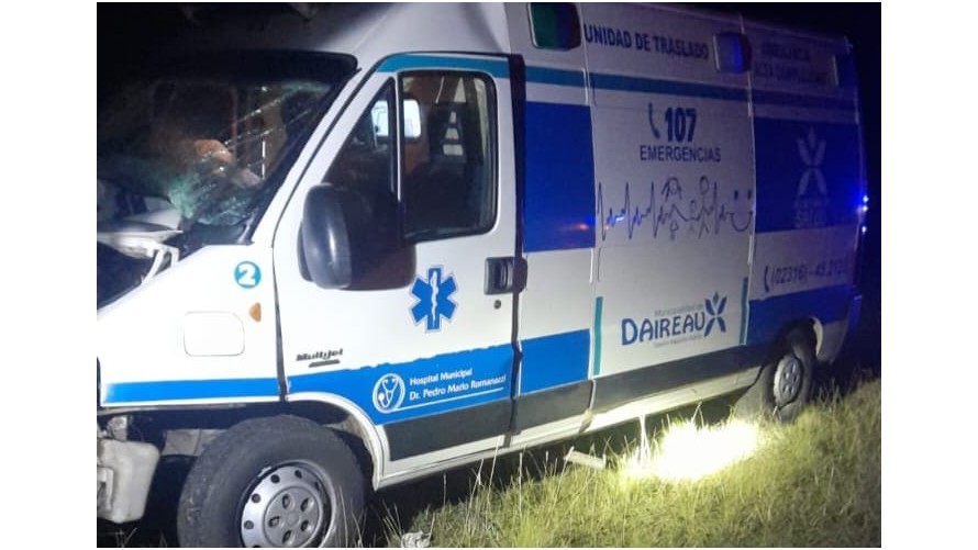 Una ambulancia chocó con un novillo en Ruta Nacional 226