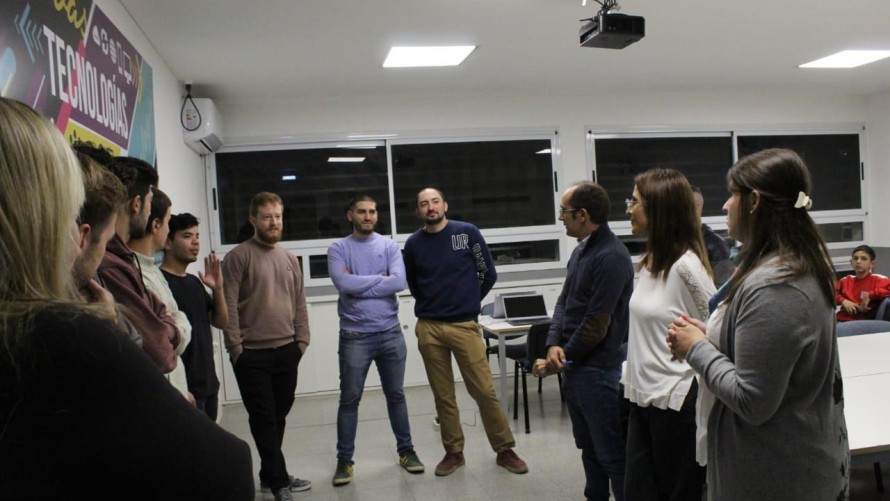 Pisano acompañó a estudiantes de Ingeniería mecánica en la presentación de sus trabajos finales