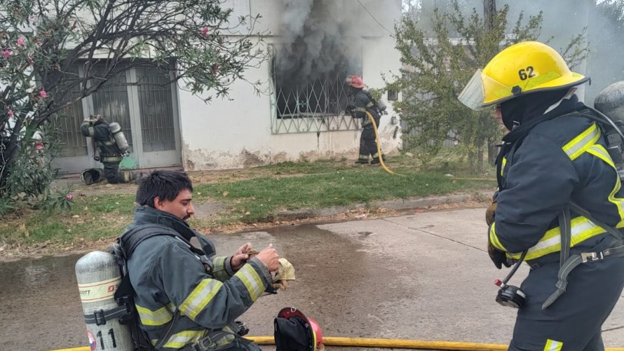 Despertó por el humo y logró escapar de las llamas que consumieron su habitación