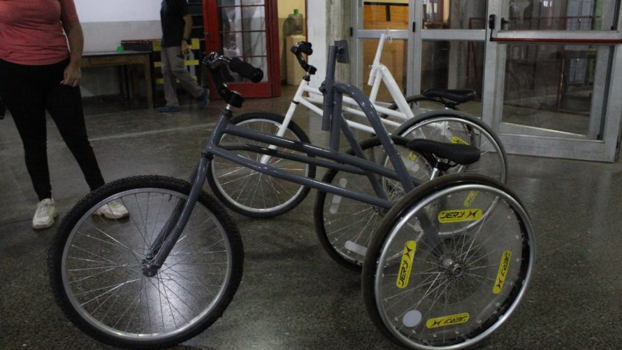 La Dirección de Discapacidad y la Escuela Técnica trabajaron en la construcción de tricicletas