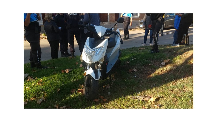 Una motociclista giró en U y fue impactada por una camioneta