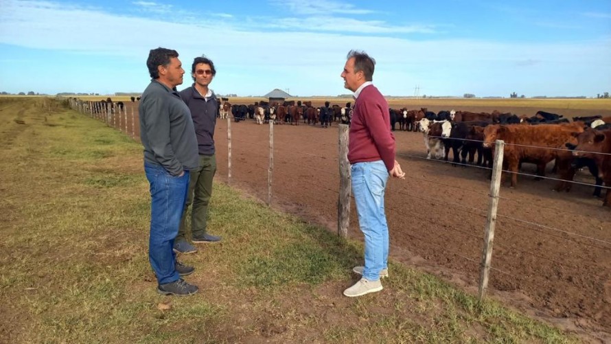 Erreca y Morales visitaron establecimientos agropecuarios de la localidad de Urdampilleta