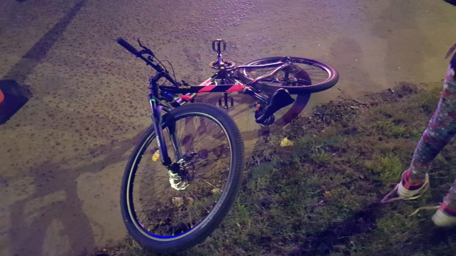 Llevaron al hospital a una joven ciclista herida tras ser embestida por una camioneta