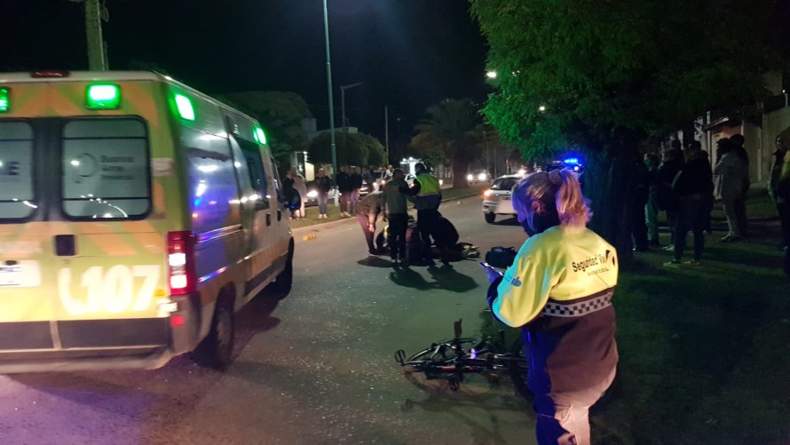 Llevaron al hospital a una joven ciclista herida tras ser embestida por una camioneta