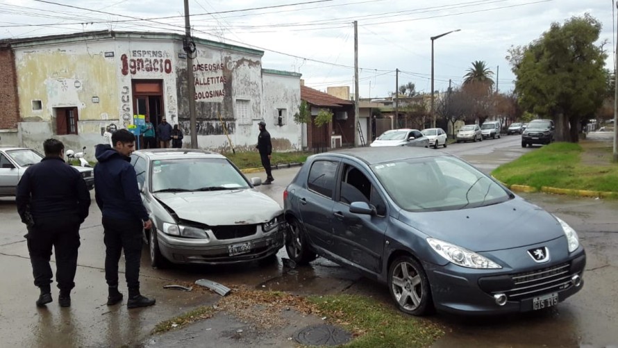 Choque de vehículos sin heridos en Santos Plaza y Saavedra