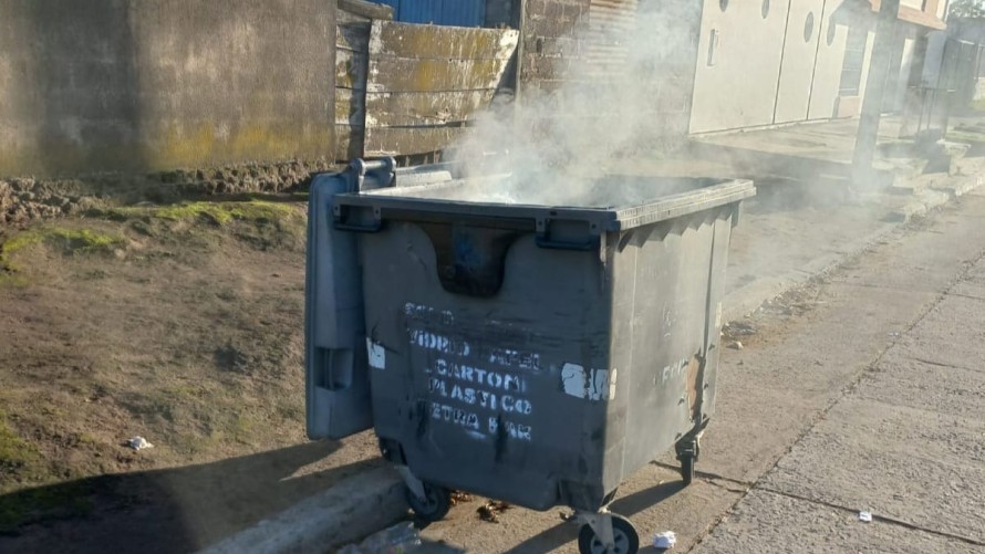 Defensa Civil sofocó el incendio en un contenedor de basura  