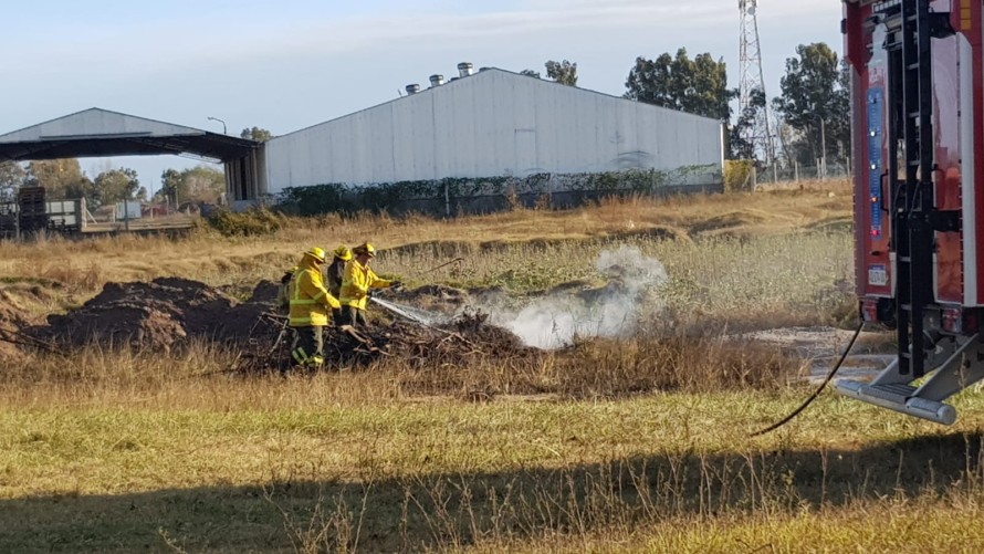 Bomberos controlaron un incendio de pastizales en barrio Melitona