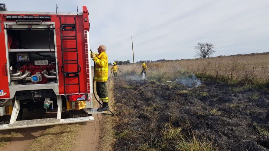 Ardieron pastizales en la banquina de la ruta 226