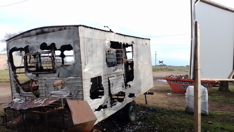 Un incendio intencional afectó por completo una casilla de la Dirección de Vial municipal