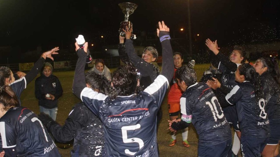 Independiente alzó la copa 70º Aniversario del Diario La Mañana