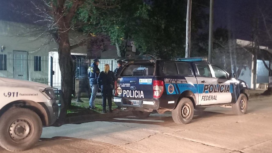 Aprehendieron al penitenciario que le encontraron drogas y un arma en su domicilio