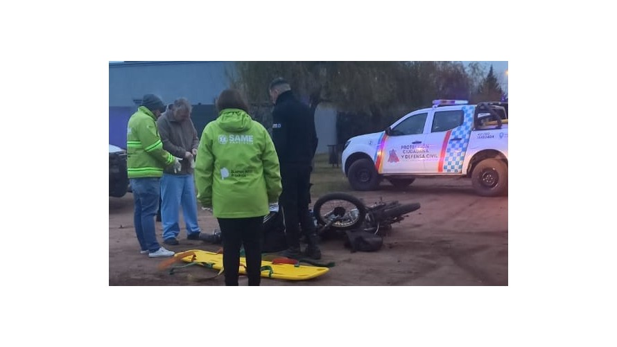Moto y camioneta chocaron en barrio La Ganadera: un hospitalizado