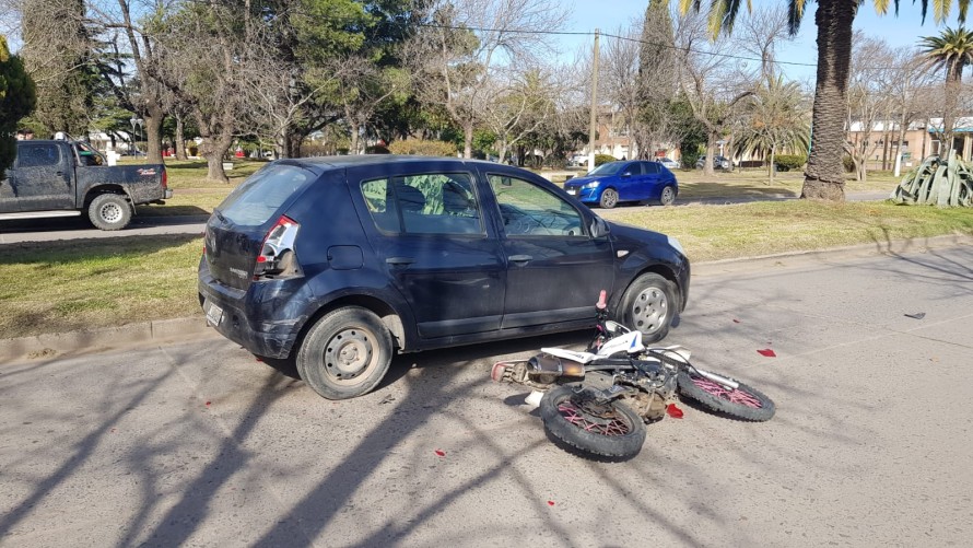 Una moto chocó de atrás a un auto que esperaba el paso en la rotonda