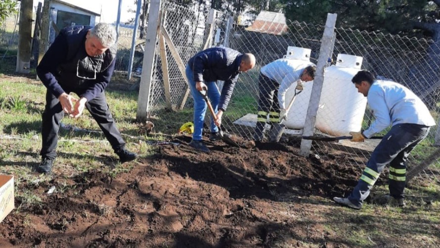 Comenzaron a poner en actividad el nuevo servicio de gas en las escuelas rurales del Partido