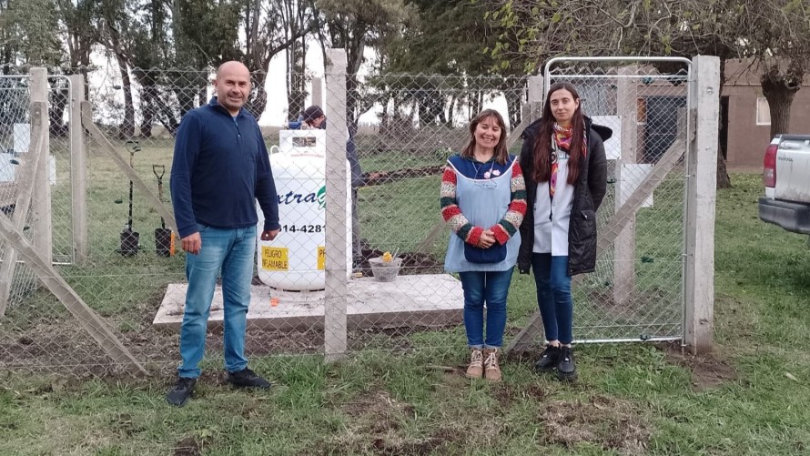 Comenzaron a poner en actividad el nuevo servicio de gas en las escuelas rurales del Partido