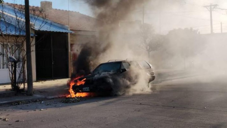 Un vehículo se incendió mientras iba circulando