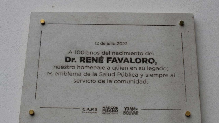 Pisano y personal de Salud rindieron homenaje al Dr. Favaloro en el CAPS de Barrio Solidaridad