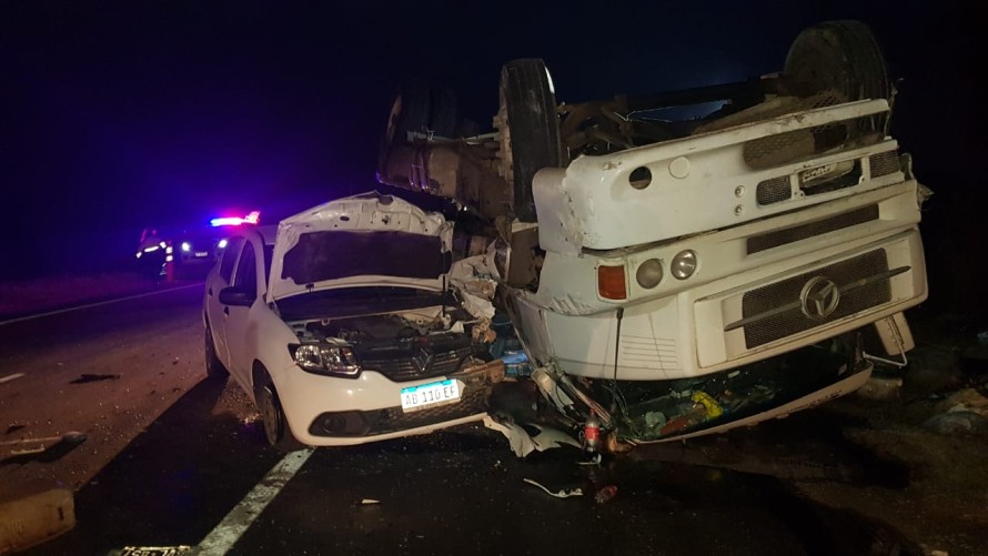 Violento choque entre un camión y un auto en la ruta 65